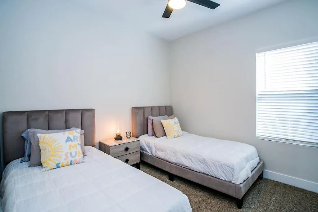 New 2022 Home, 10Min From Strip, Modern Las Vegas Holiday home