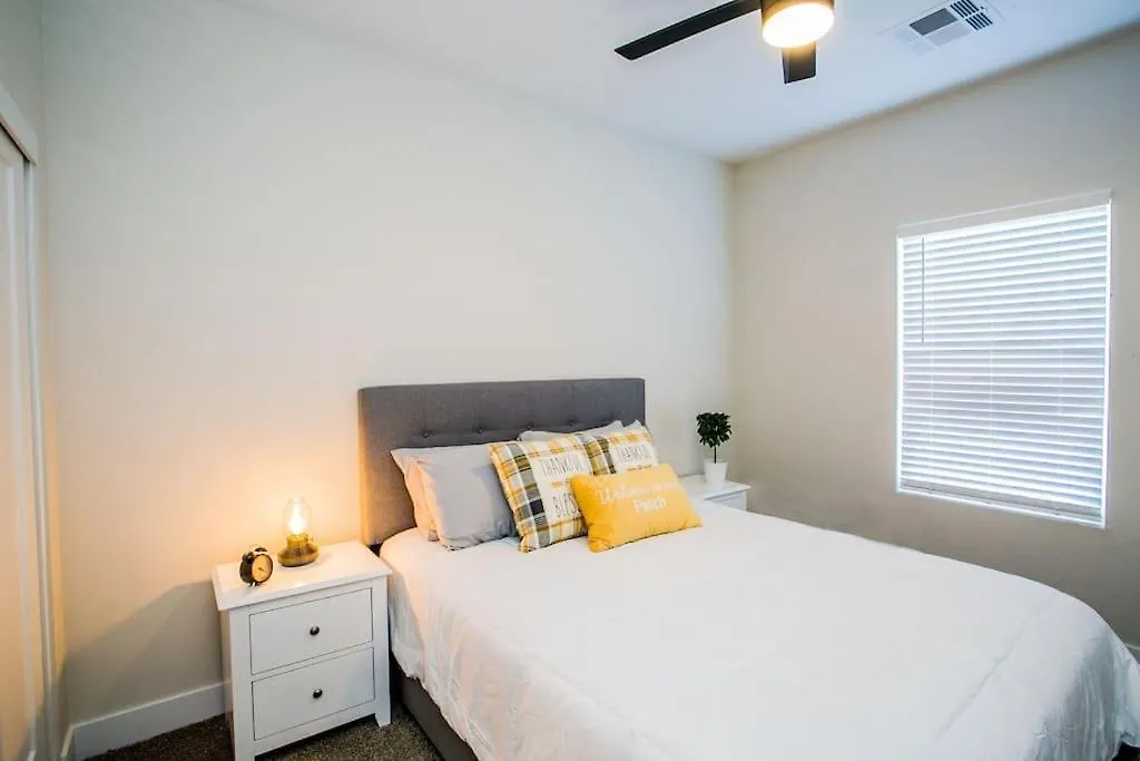Holiday home New 2022 Home, 10Min From Strip, Modern Las Vegas